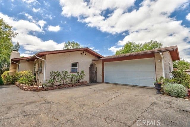 1645 S Hannalei Dr, Vista, Active - Home for Sale