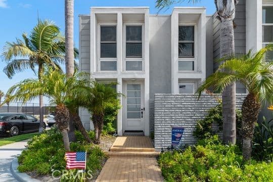 3949 Warner Ave, Huntington Beach, Active - Home for Sale
