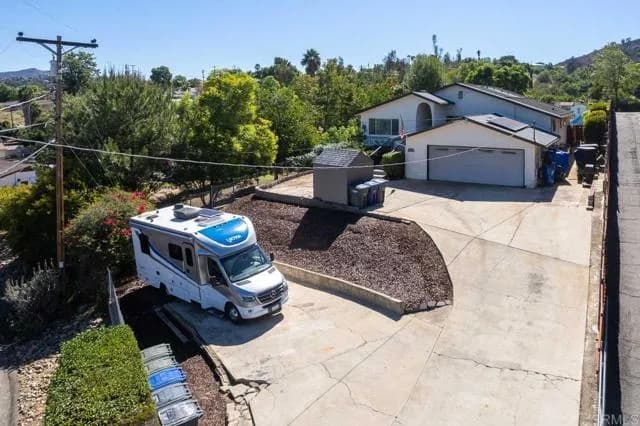 9040 Paradise Park Dr, Lakeside, Active - Home for Sale
