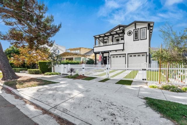 1004 F Ave, Coronado, Active - Home for Sale