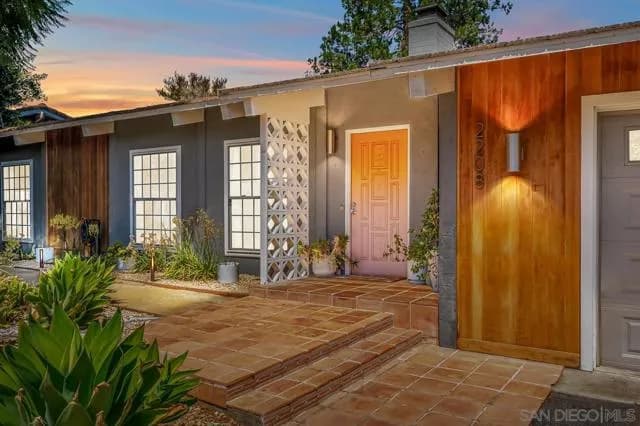 2208 Sunset Dr, Escondido, Active - Home for Sale