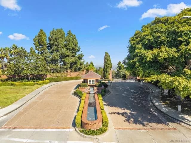 6055 Hillpointe Row, La Jolla, Active - Home for Sale