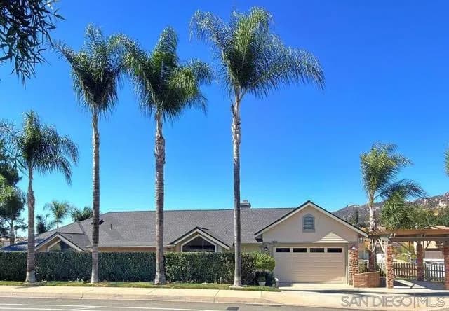 1422 W Country Club Ln, Escondido, Active - Home for Sale