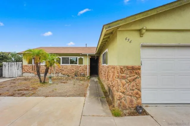 656 Flora Dr, Oceanside, Active - Home for Sale