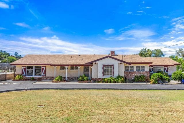 2721 Surrey Ln, Escondido, Active - Home for Sale