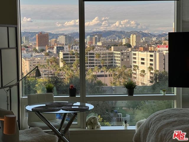 877 S Francisco St, Los Angeles, Active - Home for Sale
