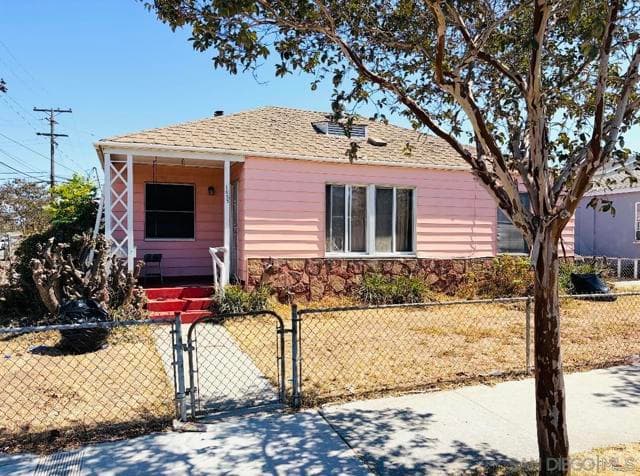 1053 Woodlawn Ave, Chula Vista, Active - Home for Sale