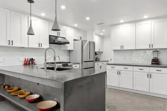 3152 Avenida Topanga, Carlsbad, Active - Home for Sale